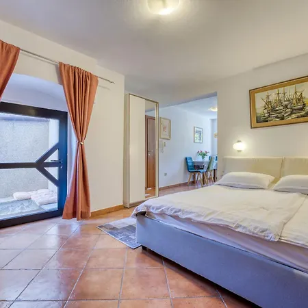 Lovrano-2 By Interhome Apartmán